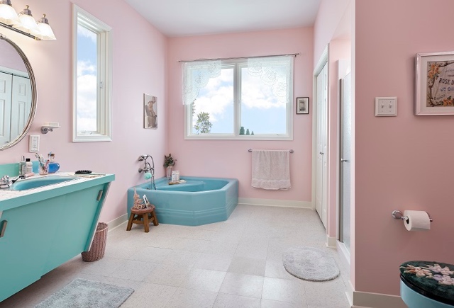 A bathroom with pink walls and a tub
Description automatically generated