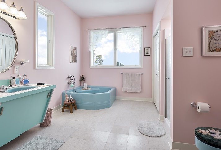 A bathroom with pink walls and a tub
Description automatically generated